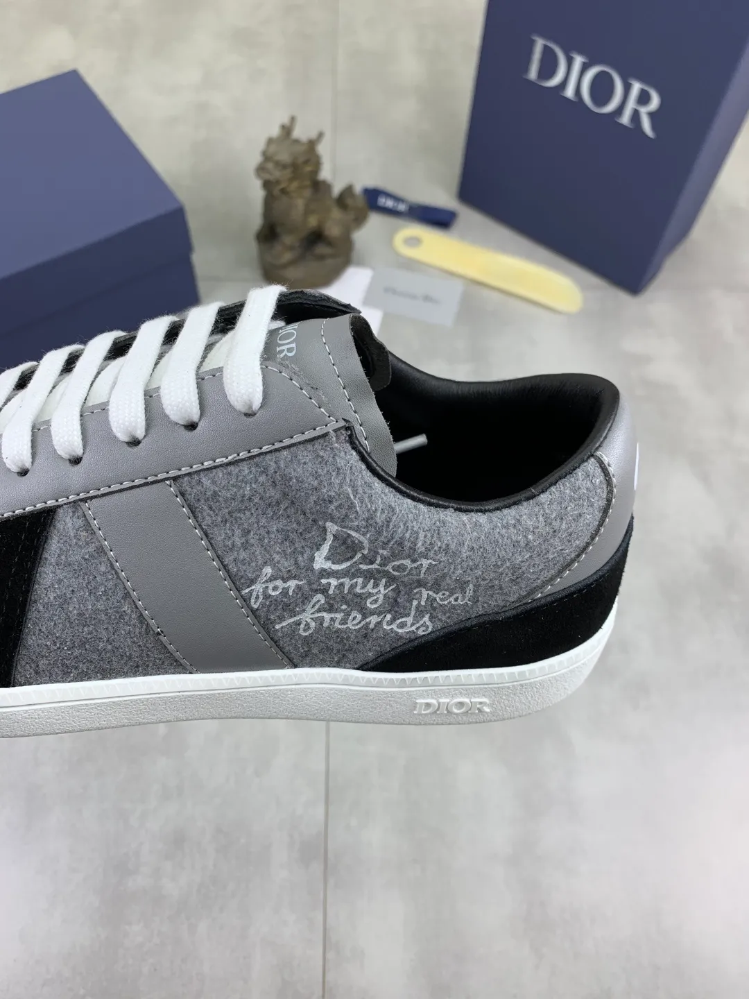 Men's shoes 💰P380 New Dior B01 moral training shoes, white first-layer cowhide, original molded outsole. New to the fall collection, this sneaker marks the return of a Dior classic, reinterpreted in a stylish and elegant silhouette. Crafted from white smooth first-grain cowhide with a tonal silk sheepskin lining, it features the Dior logo on the tongue and inner sides, and a CD icon on the heel. Paired with Tpu anti-slip soles of the same color, it can be matched with various styles to create a sophisticated look.  Code number: 38-44